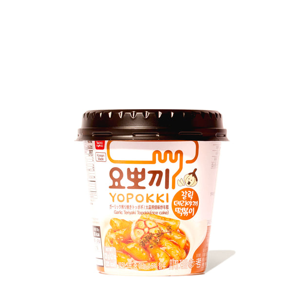 A cup of Yopokki Instant Tteokbokki Rice Cake Cup: Garlic Teriyaki on a white background.